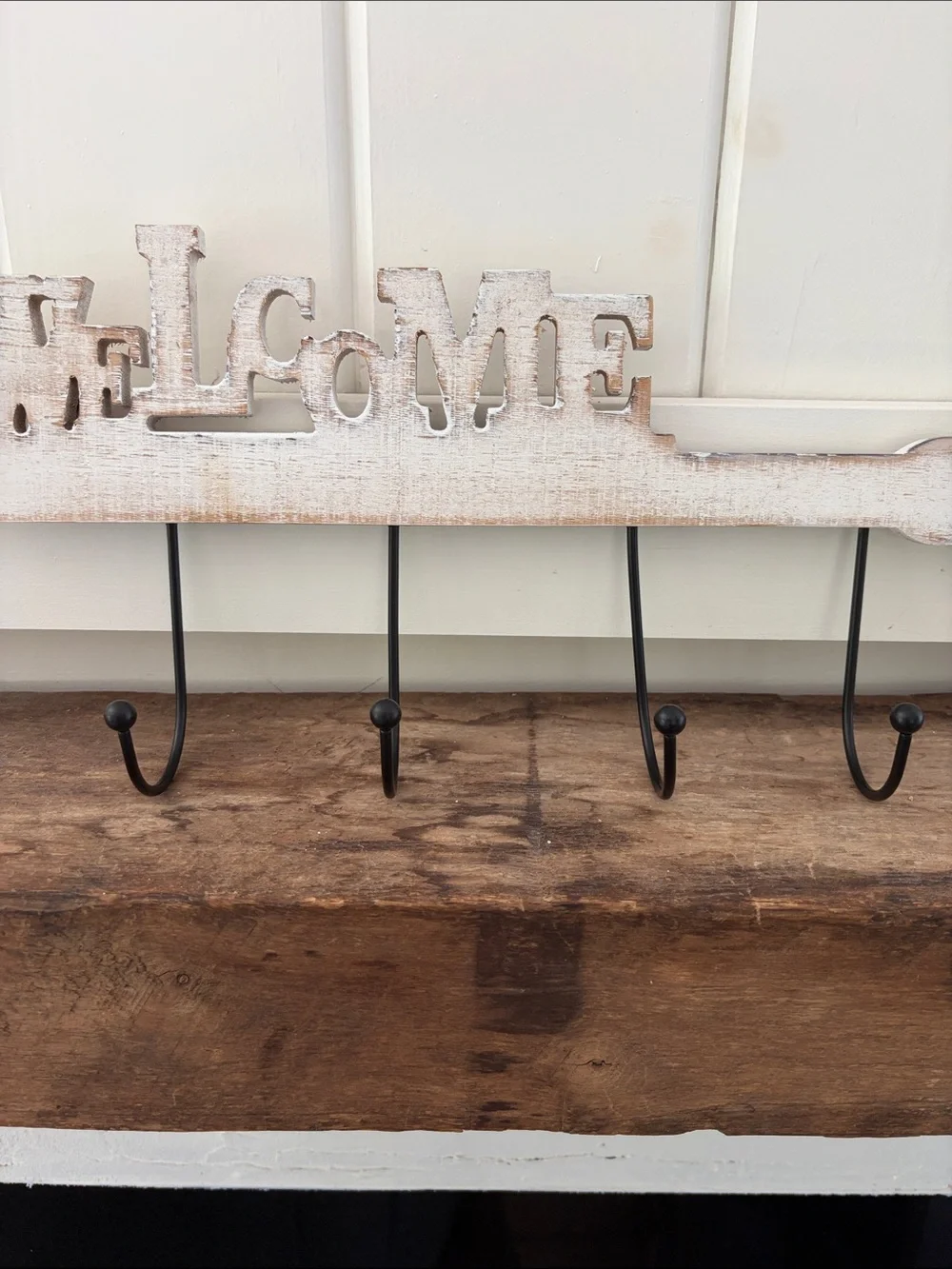 WELCOME Key Shaped Wall Hook Rack in Distressed White